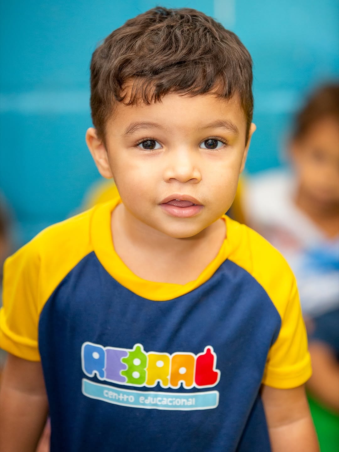 Criança com uniforme da Rebral
