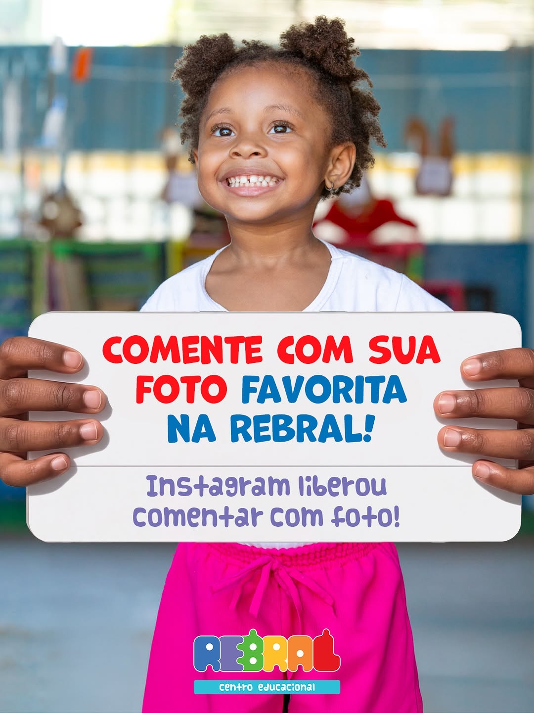 Criança da Rebral segurando uma plaquinha